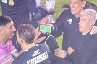 Zafarana, defensor do Godoy Cruz, mostra ao árbitro o celular com a polêmica jogada –