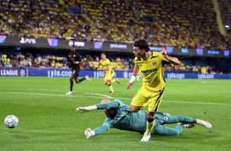 Mikautadze, do Villarreal (de amarelo)  recebei a marcação de Gilmour e Badiashile.