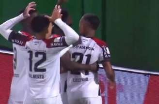 Viveros, artilheiro do Brasileirão, recebe o abraço após fazer o primeiro de seus dois gols neste 4 a 1 sobre a Chape.