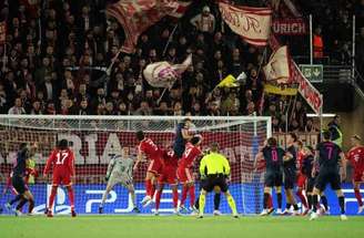 Olisé vacila e é expulso por tolice, deixando o Bayern com um a menos –