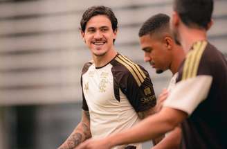 Carrascal (esq.) e Pulgar em treino do Flamengo antes do embarque a Buenos Aires –