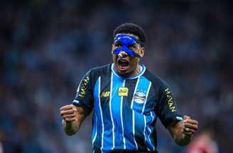 Wallace levou o terceiro cartão amarelo contra o Inter e desfalca o Grêmio contra o Cruzeiro –