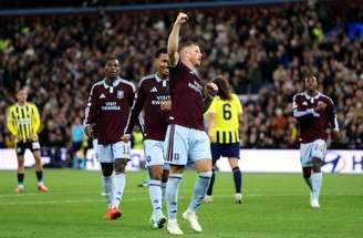 Momento de um dos gols marcados por Nicolas Jackson na vitória histórica do Aston Villa –