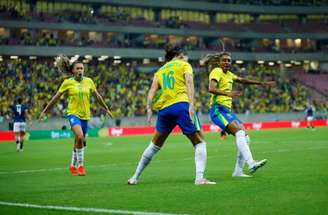 Brasileiras jogam com Argentina na Arena Pernambuco. Saem na frente. Mas  ficam no empate.