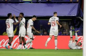 Thiago Mendes liderou a equipe para a vitória sobre o Boca Juniors na Bombonera –