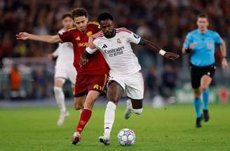 Vini encara a marcação de Wesley no jogo entre Real e Roma pela Champions –