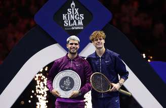 Sinner bateu Alcaraz na final do Six Kings Slam de 2025; edição de 2026 foi adiada após ataques dos Houthi em Riade, na Arábia Saudita