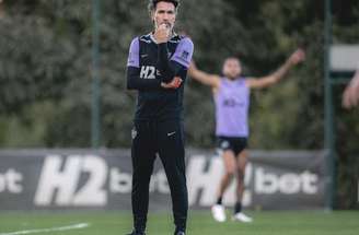 Eduardo Domínguez vai poupar alguns jogadores para o jogo contra o Coritiba, pelo Brasileiro –