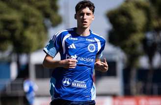 Eduardo Pape durante treino na Toca da Raposa –