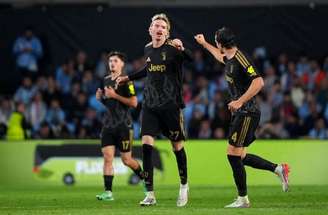 Jogadores de Celta de Vigo e Juventus em disputa de bola na Liga Europa –