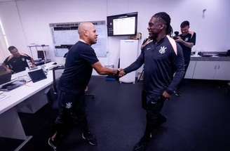 Clarence Seedorf ao lado do diretor Marcelo Paz –