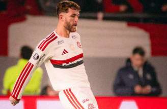 Léo Pereira em ação na partida entre Estudiantes e Flamengo, pela Libertadores –
