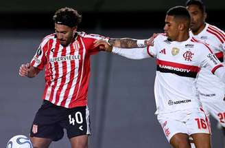 Bruno Henrique pouco tocou na bola no jogo contra o Estudiantes –