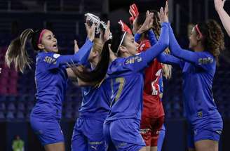 Brena finaliza para anotar o gol da vitória palmeirense na estreia pela Libertadores Feminina –