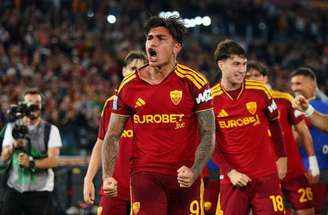 Lulli (77) comemora com Balerdi o segundo gol da Roma contra o Genoa –