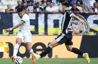 Gabriel Pires (D), do Juventude, tenta segurar um ataque do Ceará –