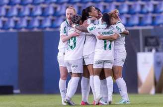 Jogadores de Belgrano e Palmeiras em disputa de bola na Libertadores Feminina –