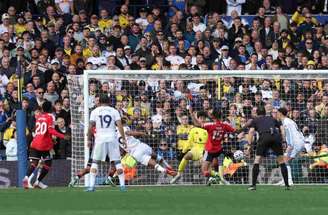 Mbeumo desliza de carrinho para abrir o placar para o Manchester United contra o Leeds –