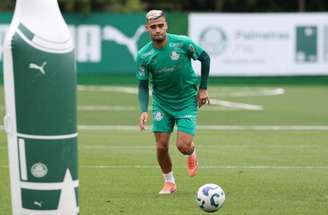 Andreas Pereira foi expulso por chutar uma bola extra em campo na direção de um jogador do Athletico –