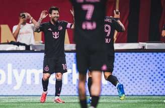 Messi é festejado pelos companheiros após marcar um dos gols diante do Atlanta United –