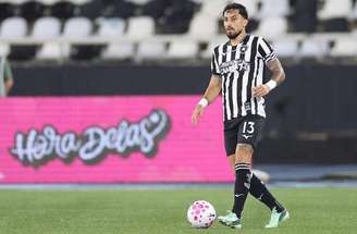 Telles em ação pelo Botafogo diante da Chapecoense –
