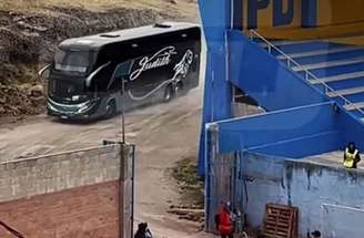 Jogadores do Unión Minas fazem aquecimento sem a presença do time do Piratas –