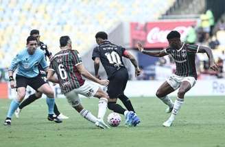 Neymar colocou uma bola na trave diante do Fluminense no Maracanã –