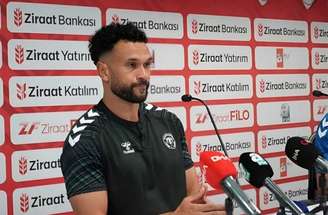 Steven Caulker teve passagens por clubes como Tottenham e Liverpool, ambos da Inglaterra –