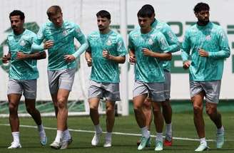 Abel Ferreira orienta seus jogadores no treinamento do Palmeiras –