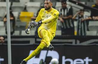 Everson ao lado de Gabriel Delfim, jovem goleiro do Galo –