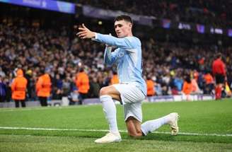Foden, de direita, marca seu primeiro gol no jogo –