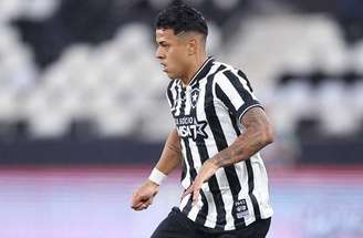 Martins busca o drible para superar marcação –