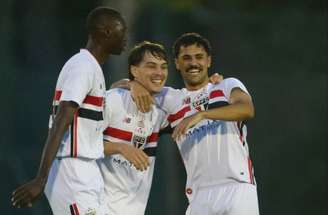 São Paulo aplica goleada sobre o União Araguainense, em Cotia –
