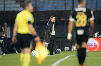 Castaño faz a marcação diante de Guzmán contra para o City Torque. Apesar da derrota, Galo na final. 