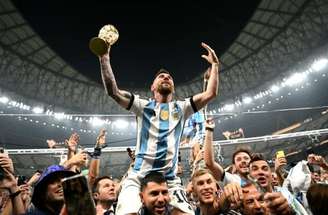 Oito jogadores autografaram o troféu que Messi ergueu em 2022 e que irá a leilão.