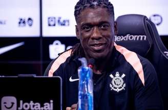 Seedorf comanda o treino do Corinthians –