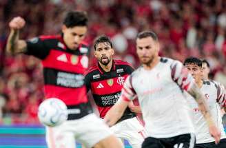 Paquetá tenta sair da marcação de Castro durante o jogo do Flamengo com o Estudiantes, pela semifinal da Libertadores. 