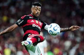 Jardim, que mandou mal na escalações e mudanças, tenta instruir o Flamengo no jogo contra o Estudiantes. 