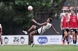 Jogadores do Santos com camisa em homenagem a Pelé –