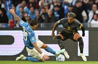 Anguissa, do Napoli, busca superar marcação da Roma no Estádio Diego Armando Maradona –