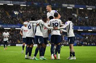 Cole Palmer, do Chelsea, durante disputa com Mateus Fernandes, do Tottenham, em Stamford Bridge –