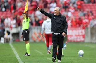 Botafogo perdeu para o Internacional por 3 a 0 –
