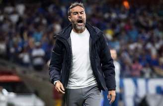 Artur Jorge aliviado após a dura vitória do Cruzeiro sobre o Remo, no Mineirão. 