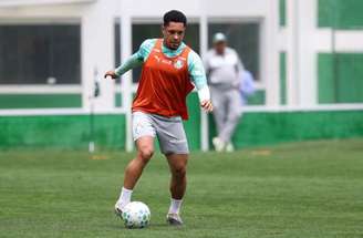 Palmeiras volta aos treinos de olho no clássico com o Santos –