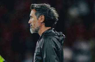 Barba durante a partida ao lado de Leonardo Jardim, do Flamengo –