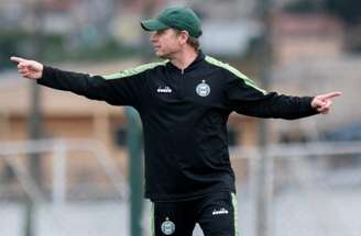 Seabra comandou o Coxa em 42 partidas –