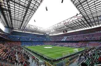 Milan encara o Bologna no San Siro-