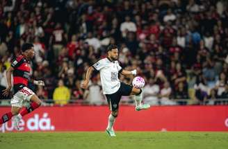 Renan Lodi comemora gol pelo Atlético; infelizmente ele falha logo em seguida –