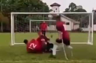 Jogadores do Rampla Juniors e do Los Teros brigaram após a disputa por pênaltis –