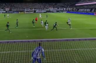 Gabigol em ação com a camisa do Santos –
